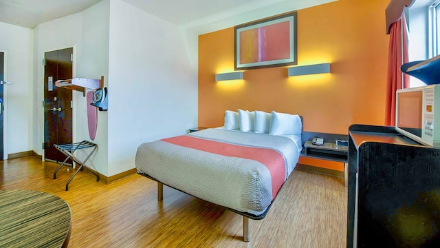 1 QUEEN BED | MOBILITY ACCESSIBLE TUB NSMK