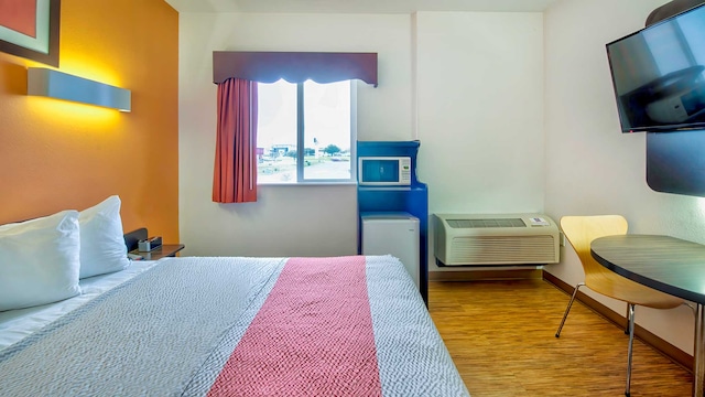 1 QUEEN BED | MOBILITY ACCESS RI SHWR NSMK