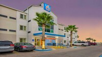 Motel 6 Eagle Pass, TX - Lakeside