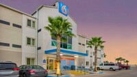 Motel 6 Eagle Pass, TX - Lakeside
