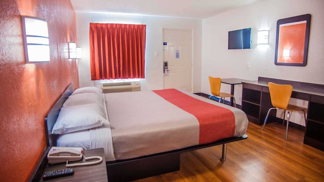 1 KING BED | SMOKING