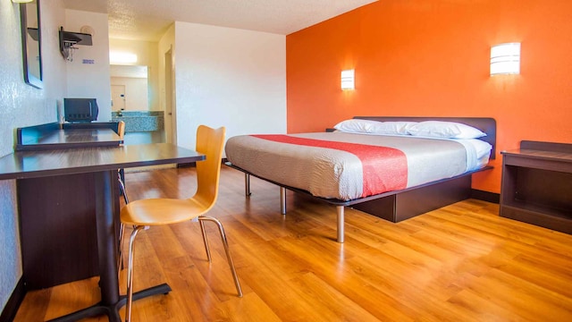 1 KING BED | NON-SMOKING