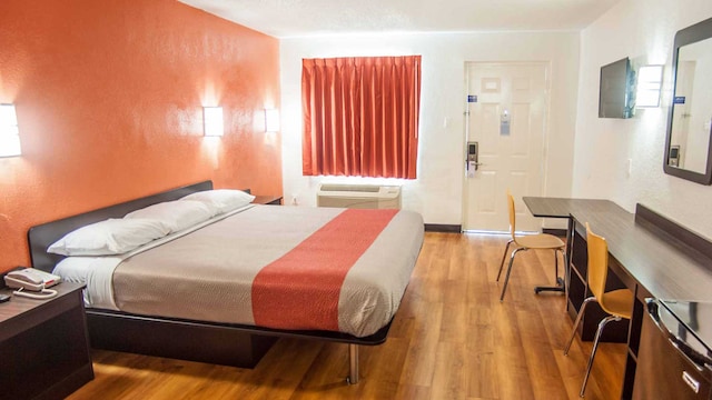 1 KING BED | MOBILITY ACCESS RI SHWR NSMK