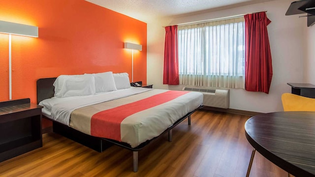 1 King Bed | Smoking