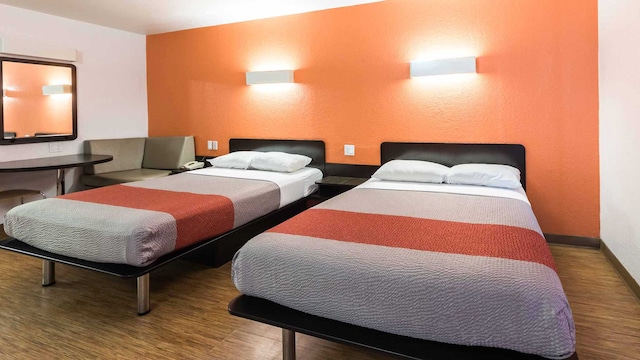 2 FULL BEDS | MOBIL ACCESS TUB NSMK MICFRIDG