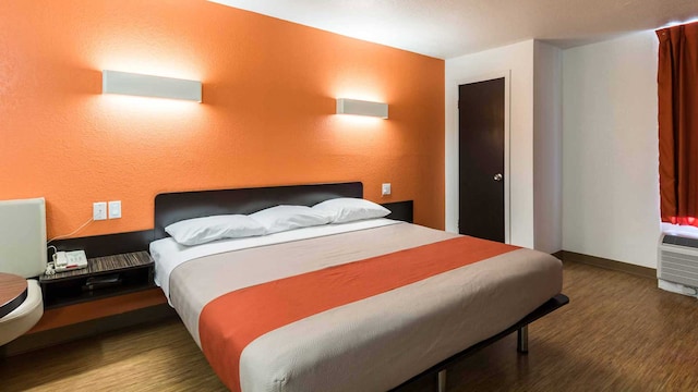 1 KING BED | NON-SMOKING