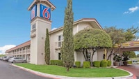 Motel 6 Dallas, TX - Market Center