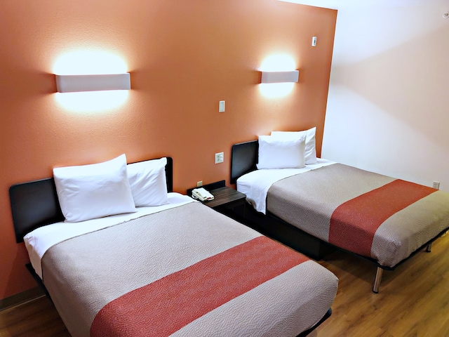 2 Full Beds | Mobility Accessible Tub Nsmk