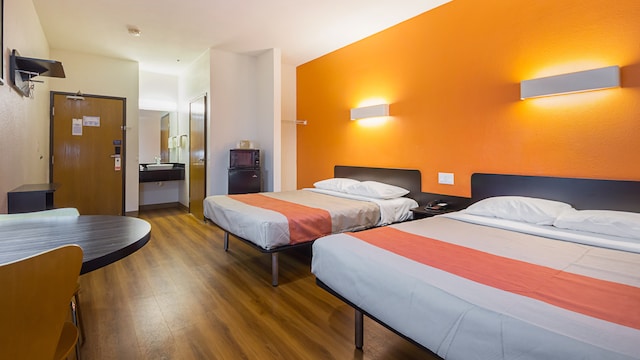 2 Queen Beds | ADA/RI Shower/Non-Smoking