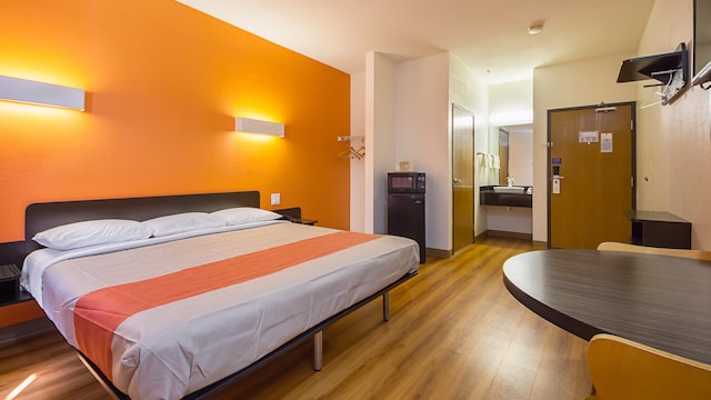 1 King Bed | Non-Smoking