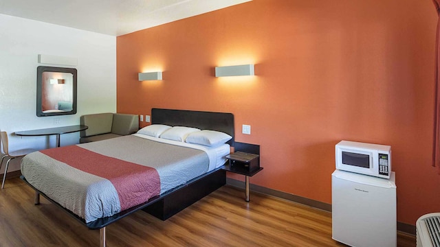 1 King Bed | Non-Smoking, Micfridge