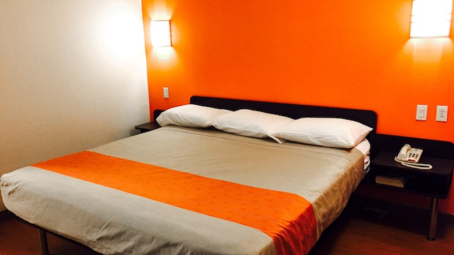 1 King Bed | Non-Smoking