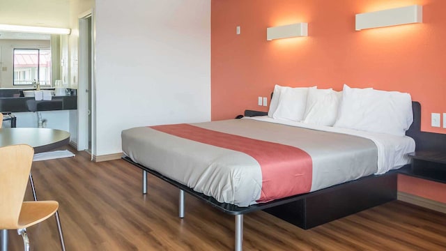 1 KING BED | NON-SMOKING