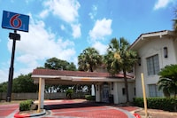 Motel 6 Baytown, TX - Garth Rd