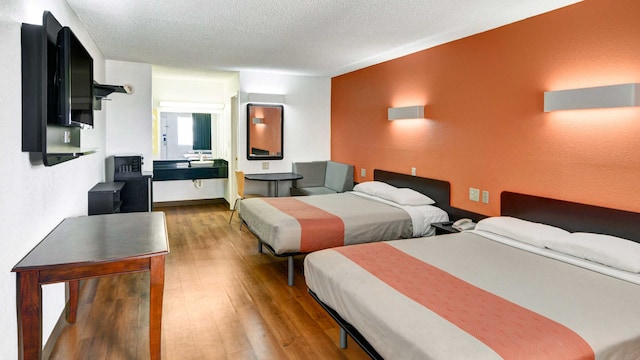 2 QUEEN BEDS | MOBIL ACCESS TUB NSMK MICFRIDG