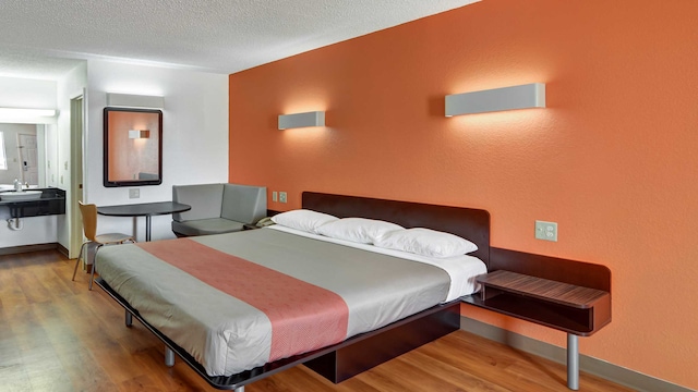 1 KING BED | SMOKING