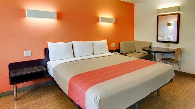 1 KING BED | NON-SMOKING