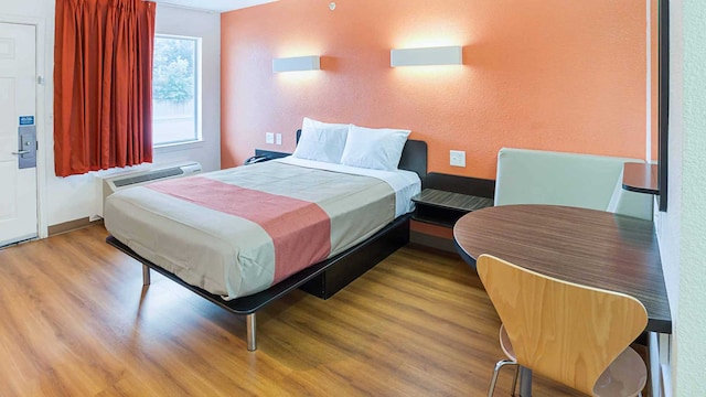 1 QUEEN BED | MOBILITY ACCESSIBLE TUB NSMK