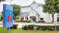 Motel 6 Grand Prairie, TX - Near Six Flags Drive