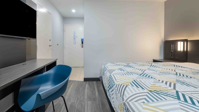 1 Queen Bed | Mob Acc Tub/Nsmk