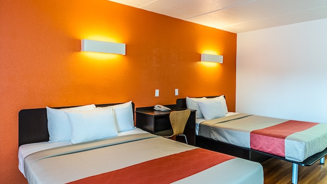 2 Queen Beds | Mobil Access Tub Nsmk Micfridg