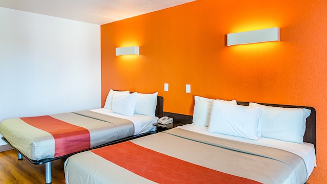 2 Queen Beds | Smoking