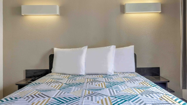 1 Queen Bed | Smoking, Micfridge