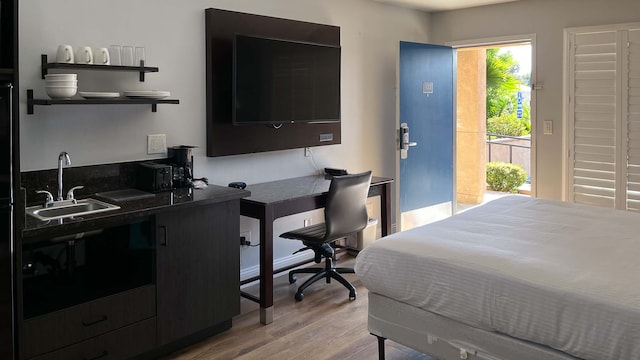 1 King Bed | Non-Smoking, Kitchen