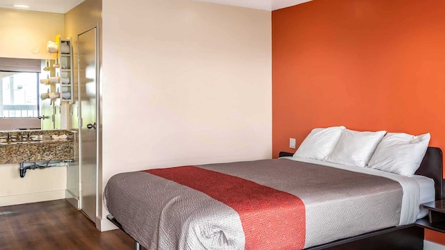 1 Queen Bed | Mob Acc RI Shwr Nsmk Micfridg