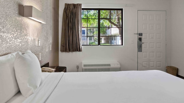 1 Queen Bed | Micfridge