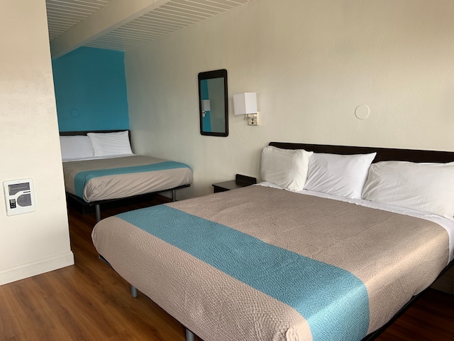 1 Queen - 1 Twin Bed | Mobil Acc RI Shwr Nsmk Fridge