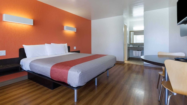 1 King Bed | Non-Smoking