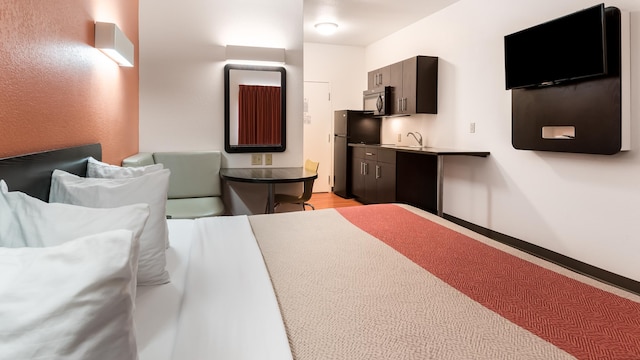 1 King Bed | Non-Smoking, Kitchen