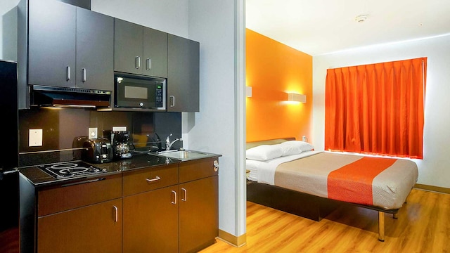 1 King Bed | Non-Smoking, Kitchen, Shower