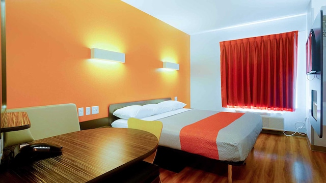 1 King Bed | Mobility Accessible RI Shower Nsmk