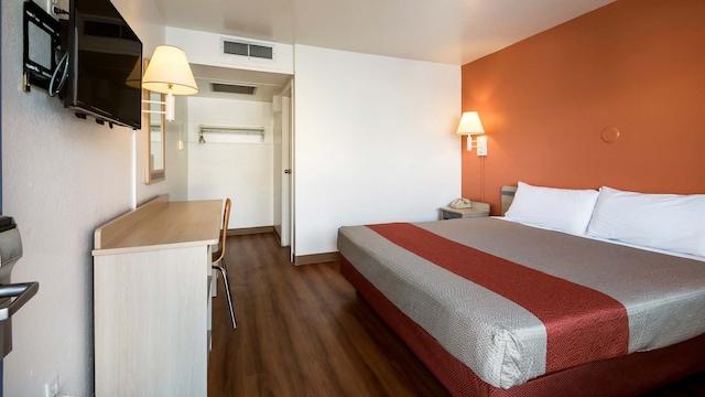 1 KING BED | NON-SMOKING