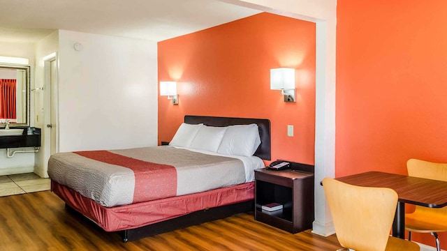 1 KING BED | SMOKING, MICFRIDGE