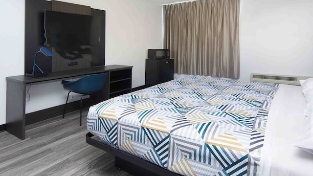 1 King Bed | Smoking