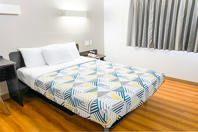 1 QUEEN BED | SUITE SMOKING