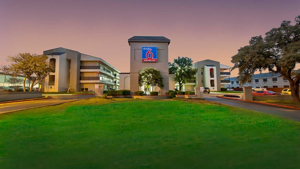 Studio 6 San Antonio, TX - Airport, C78216, San-Antonio