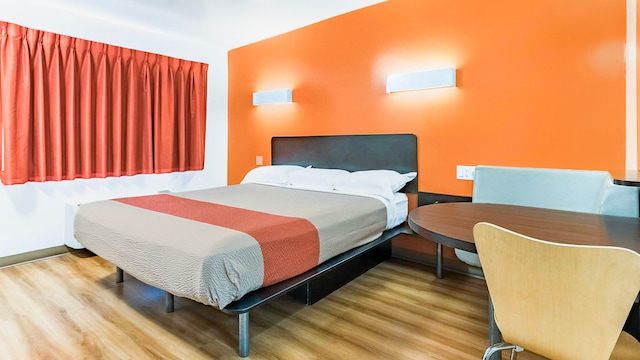 1 King Bed | Mobil Access Tub Nsmk Micfridg