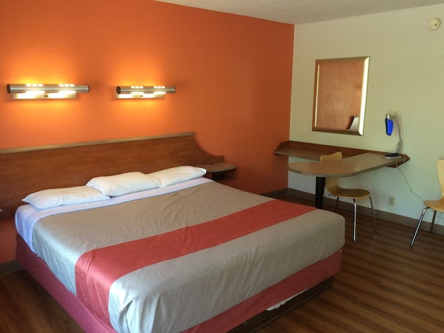 1 King Bed | Non-Smoking, Micfridge