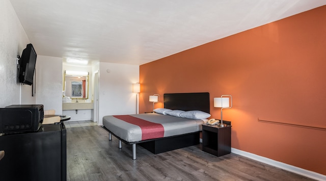 1 King Bed | Mobil Access Tub Nsmk Micfridg