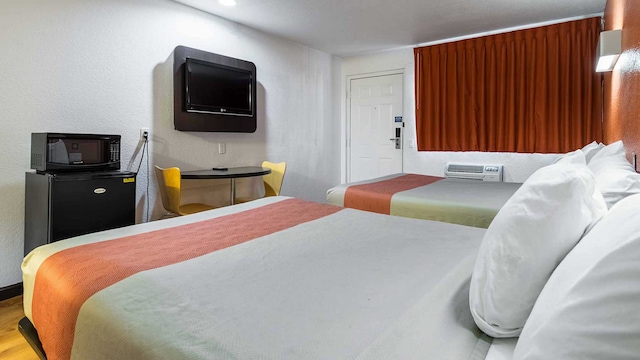 2 CAMAS QUEEN | MINI NEVERA PARA NO FUMADORES