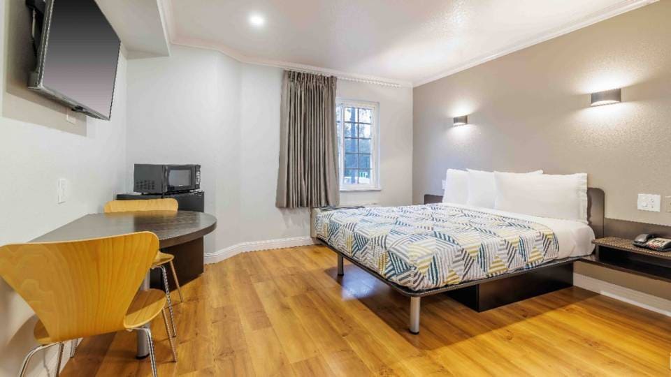 1 Queen Bed | Non-Smoking, Micfridge