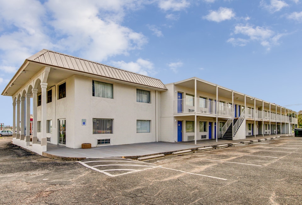 Motel 6 Waco, TX - Lacy Lakeview, Waco, Waco