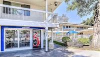 Motel 6 Oakland, CA - Embarcadero