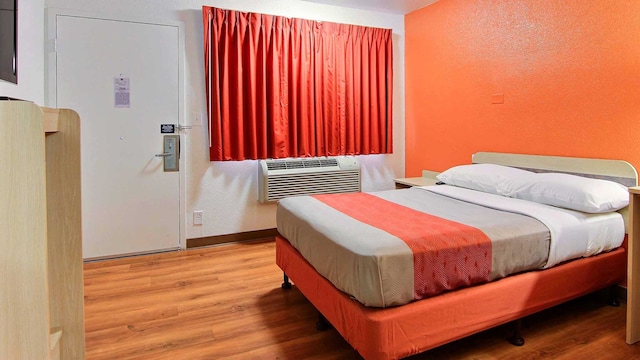 1 QUEEN BED | MICFRIDGE