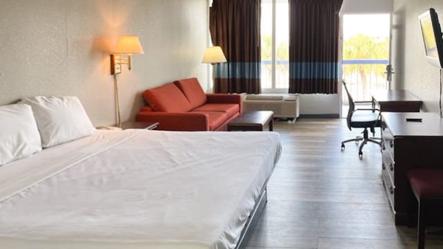 1 King Bed | Mobil Access Tub Nsmk Micfridg