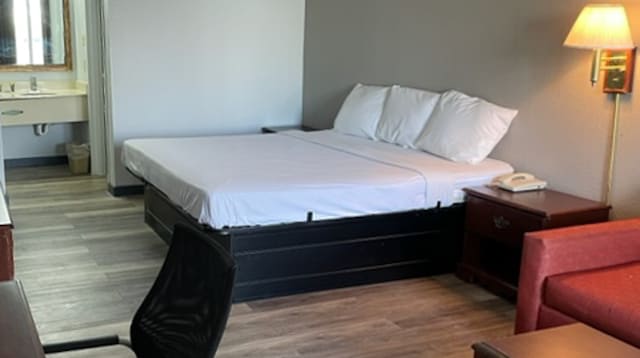 1 King Bed | Smoking, Micfridge